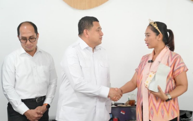 PENINJAUAN. Kota Makassar Munafri Arifuddin mendampingi Wakil Menteri Pariwisata RI Ni Luh Puspa meninjau Makassar Creative Hub (MCH) di kawasan Pantai Losari Makassar, Rabu (24/9/2025). foto: istinewa