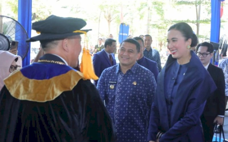 DIES NATALIS. Wali Kota Makasssr Munafri Arifuddin mendampingi Menteri Pariwisata Widiyanti Putri Wardhana pada acara puncak perayaan Dies Natalis Poltekpar Makassar ke-34 di Lapangan Gedung Rektorat Poltekpar Makassar, Sabtu (20/9/2025). foto: istimewa