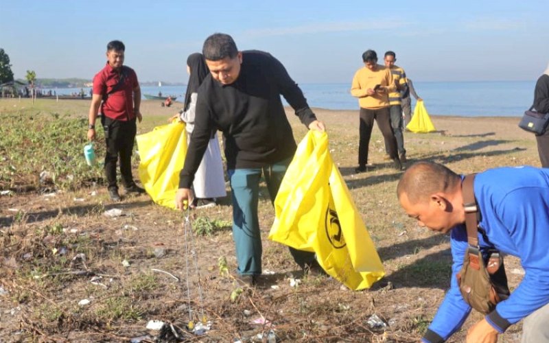 GOTONG ROYONG. Wali Kota Makassar, Munafri Arifuddin, memimpin gotong royong massal yang digelar 20 September 2025, sebagai bagian dari perayaan World Cleanup Day (WCD) atau Gerakan Kebersihan Serentak 2025. foto: istimewa