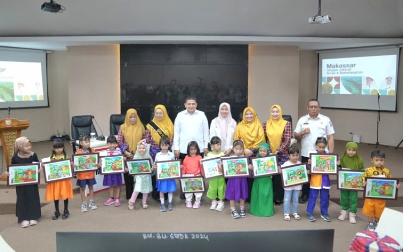 PENYERAHAN. Wali Kota Makassar, Munafri Arifuddin, penyerahan hadiah kepada 14 peserta pemenang Lomba Mewarnai Tingkat PAUD di Ruang Sipakalebbi, Balai Kota Makassar, Senin (24/9/2025). foto: istimewa
