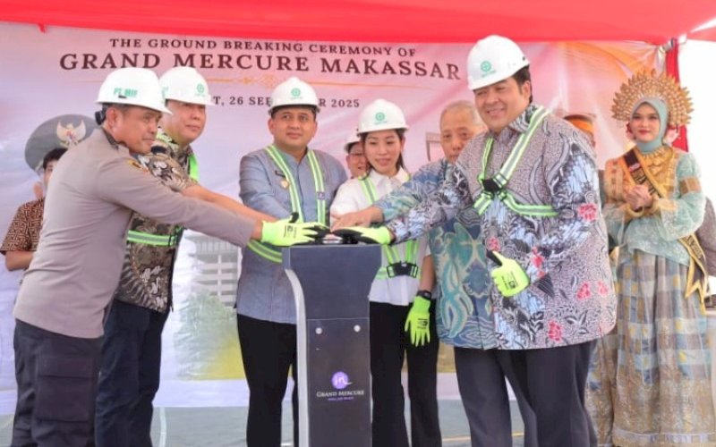 GROUNDBREAKING. Wali Kota Makassar, Munafri Arifuddin, secara resmi melakukan peletakan batu pertama (groundbreaking) Hotel Grand Mercure, hotel bintang lima pertama di Makassar, yang berlokasi strategis di Jl Metro Tanjung Bunga, kawasan Tanjung Bunga, Jumat (26/9/2025). foto: istimewa