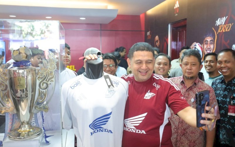 DUKUNG PSM. Wali Kota Makassar, Munafri Arifuddin, swafoto dengan jersey PSM Makassar di PSM Store, Jl Balai Kota No. 11, Kota Makassar. foto: istimewa