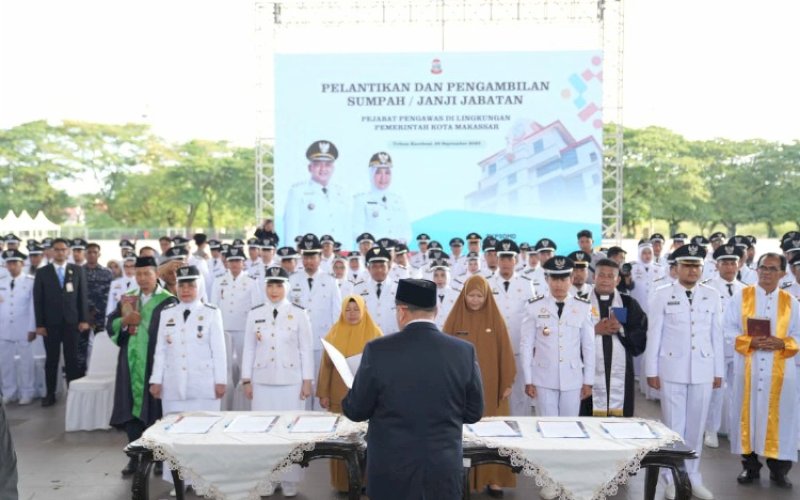PELANTIKAN. Wali Kota Makassar, Munafri Arifuddin, melantik 263 pejabat pengawas di lingkup Pemkot Makassar, terdiri dari 136 lurah serta 127 perangkat kecamatan dan kelurahan di Tribun Lapangan Karebosi Makassar, Senin (29/9/2025). foto: istimewa