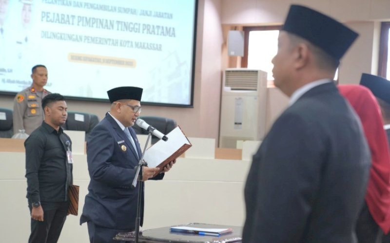 PELANTIKAN. Wali Kota Makassar, Munafri Arifuddin, mengambil sumpah dan melantik sembilan pejabat tinggi pratama lingkup Pemkot Makassar di Balai Kota Makassar, Selasa (9/9/2025). foto: istimewa