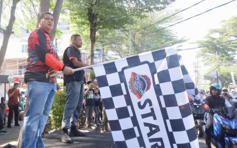 PELEPASAN. Wali Kota Makassar, Munafri Arifuddin, secara resmi melelas peserta Makassar Heritage Rally 2025 di Anjungan Pantai Losari Makassar, Sabtu (6/9/2025). foto: istimewa
