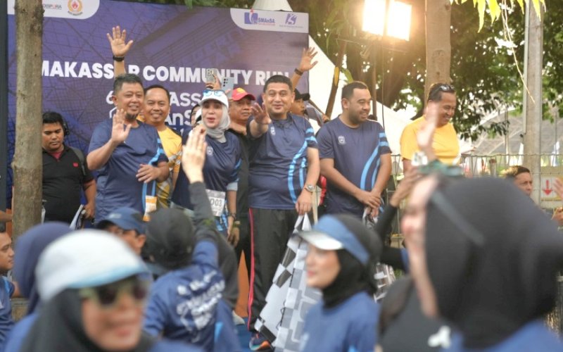 PELEPASAN. Wali Kota Makassar, Munafri Arifuddin, melepas ribuan peserta SMANSA Run 2025 yang tumpah ruah di titik star, Jl Jend Ahmad Yani, Minggu (21/9/2025). foto: istimewa