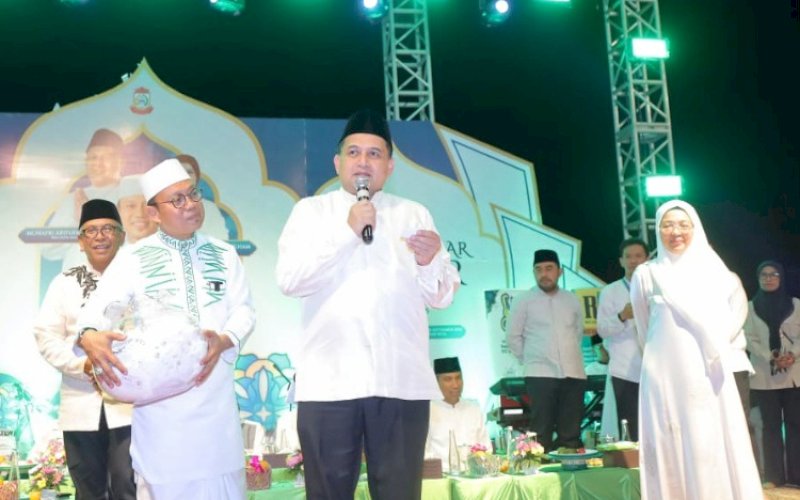 MAULID AKBAR. Wali Kota Makassar Munafri Arifuddin menegaskan didampingi Ketua TP PKK Makassar Melinda Aksa dan Ustaz Das&rsquo;ad Latif pada Maulid Akbar Pesisir Makassar 1447 H / 2025 sebagai bentuk kecintaan dan penghormatan kepada Nabi Muhammad SAW di Dermaga Pelabuhan Paotere Makassar, Kamis (25/9/2025). foto: istimewa