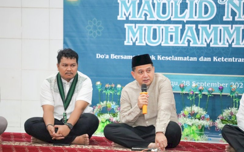 MAULID. Wali Kota Makassar, Munafri Arifuddin, memberikan sambutan pada Peringatan Maulid Nabi Muhammad SAW 1447 H, yang digelar Badko HMI Sulsel di Masjid Agung 45 Makassar, Minggu (28/9/2025) malam. foto: istimewa