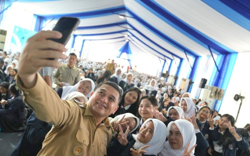 SWAFOTO. Kota Makassar, Munafri Arifuddin, swafoto bersama mahasiswa pada kegiatan Pengenalan Kehidupan Kampus Bagi Mahasiswa Baru (PKKMB) Universitas Bosowa 2025 di Kampus Unibos, Senin (15/9/2025). foto: istimewa