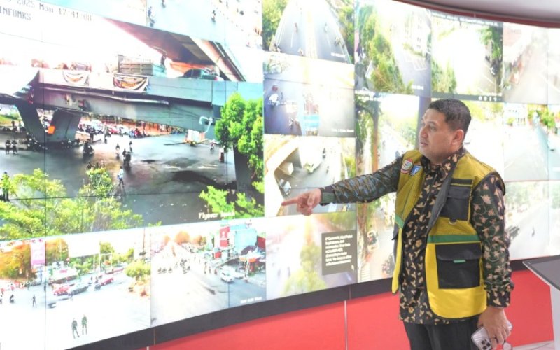 WAR ROOM. Wali Kota Makassar, Munafri Arifuddin, memantau langsung situasi demonstrasi mahasiswa yang berlangsung di beberapa titik Kota Makassar melalui ruang kontrol War Room di lantai 9 Kantor Balai Kota Makassar, Senin (1/9/2025) sore sekitar pukul 17.50 WITA. foto: istimewa