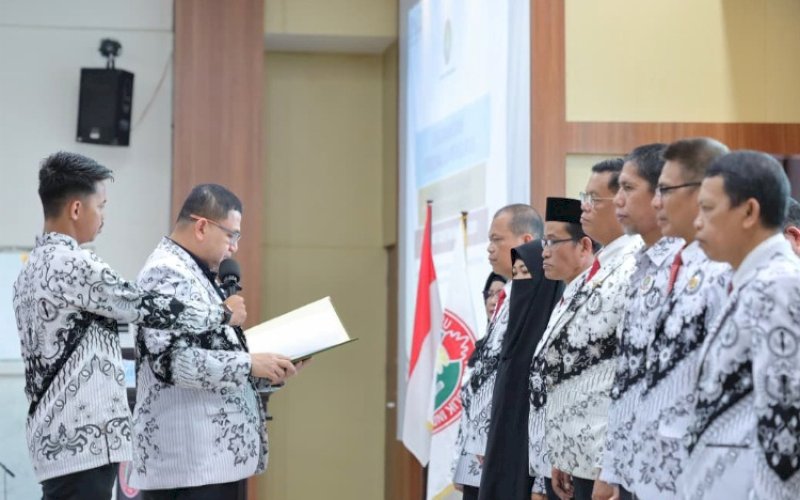 PENGUKUHAN. Wali Kota Makassar, Munafri Arifuddin, mengukuhkan pengurus PGRI Kota Makassar Masa Bakti ke-23 2025&ndash;2030 di BBPMP Sulsel, Jl AP Pettarani, Kota Makassar, Kamis (18/9/2025). foto: istimewa