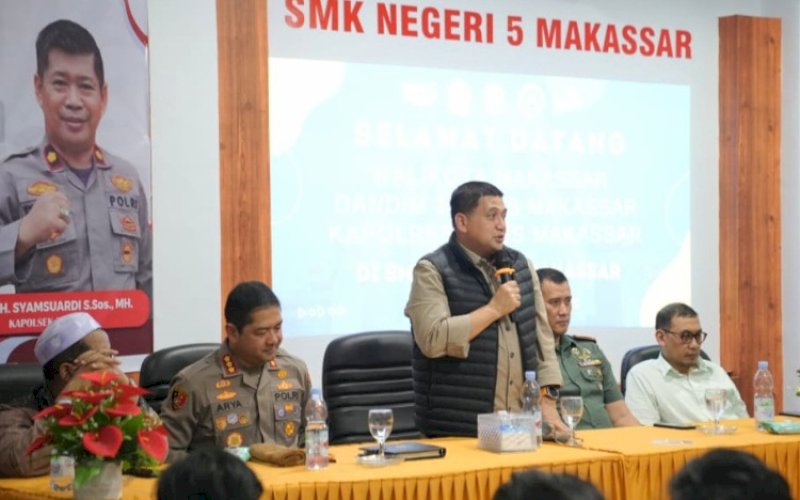 PERTEMUAN. Wali Kota Makassar, Munafri Arifuddin, bersama Dandim 1408/BS Letkol Inf Franki Susanto dan Kapolrestabes Kombes Pol Arya Perdana, dan tokoh agama bertemu pemuda, orang tua, serta tokoh masyarakat Tallo di Aula SMA Negeri 5 Makassar, Senin (29/9/2025) malam. foto: istimewa