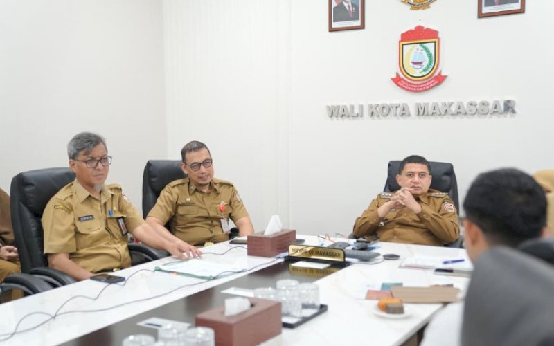 RAKORNAS. Wali Kota Makassar Munafri Arifuddin didampingi Sekda Kota Makassar Andi Zulkifly Nanda mengikuti Rapat Koordinasi Nasional (Rakornas) upaya menjaga kualitas program Makan Bergizi Gratis (MBG) sekaligus mempercepat penanganan Tuberkulosis (TBC), yang digelar secara virtual dari Balai Kota Makassar, Senin (29/9/2025). foto: istimewa