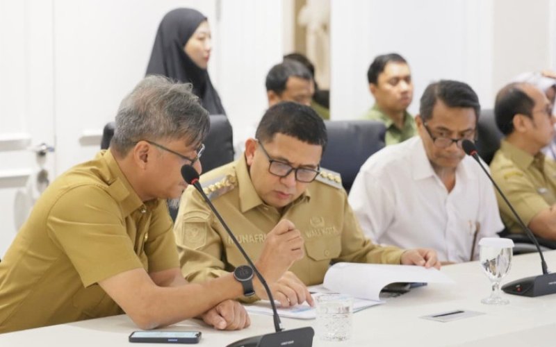 RAKORSUS. Wali Kota Makassar, Munafri Arifuddin, bersama jajaran SKPD mengikuti Rakorsus TPID secara virtual, Selasa (2/9/2025). foto: istimewa