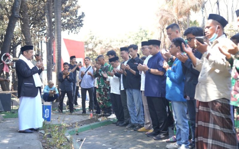 SALAT GAIB. Wali Kota Makassar, Munafri Arifuddin, bersama jajaran SKPD, Forkopimda, anggota DPRD, hingga mahasiswa dari Badan Eksekutif Mahasiswa se-Kota Makassar mengikuti Salat Gaib dan Doa Bersama di pelataran Gedung DPRD Makassar, Jumat (5/9/2025). foto: istimewa