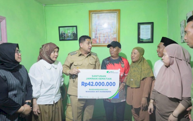 PEDULI. Wali Kota Makassar Munafri Arifuddin bersama Wakil Wali Kota Makassar Aliyah Mustika Ilham mengunjungi rumah duka almarhum Rusdam Diansyah alias Dandi, pengemudi Ojek Online (Ojol) yang menjadi korban pengeroyokan saat demonstrasi di depan Kampus Universitas Muslim Indonesia (UMI), beberapa hari lalu. foto: istimewa