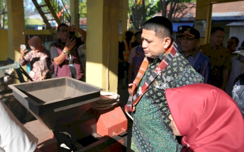 PENINJAUAN. Wali Kota Makassar, Munafri Arifuddin, meninjau langsung Tempat Pengolahan Sampah Reduce, Reuse, Recycle (TPS 3R) di Kelurahan Barrang Lompo, Kecamatan Kepulauan Sangkarrang, Kota Makassar, Jumat (19/9/2025). foto: istimewa