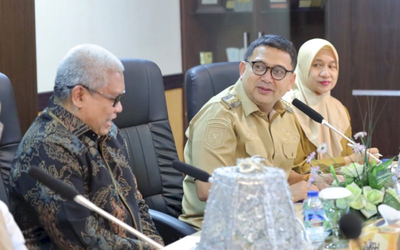 PENYUSUNAN KURIKULUM. Wali Kota Makassar Munafri Arifuddin didampingi Kepala Dinas Pendidikan Kota Makassar Achi Soleman bersama Rektor UNM Prof Karta Jayadi pada Temu Awal Rencana Penyusunan Kurikulum Muatan Lokal dan Pendidikan Karakter yang digelar di UNM, Senin (22/9/2025). foto: istimewa