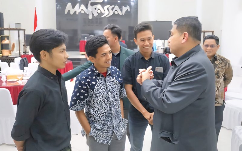 DIALOG. Wali Kota Makassar, Munafri Arifuddin, berdialog dengan sejumlah mahasiswa di Rumah Jabatan Wali Kota Makassar, Kamis (4/9/2025) malam. foto: istimewa