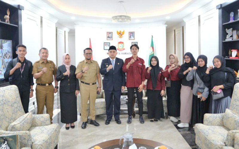 AUDIENSI. Wali Kota Makassar, Munafri Arifuddin, menerima audiensi mahasiswa Universitas Muslim Indonesia (UMI) yang tergabung dalam Unit Kegiatan Mahasiswa Kewirausahaan (UKM-K) UMI di Balai Kota Makassar, Selasa (9/9/2025). foto: istimewa