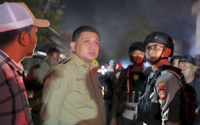 PENINJAUAN. Wali Kota Makassar, Munafri Arifuddin, terjun langsung meninjau lokasi kerusuhan perang kelompok yang terjadi di Jl Kandea 3, Kelurahan Bunga Eja, Kecamatan Tallo, Selasa (23/9/2025) malam, sekitar pukul 19.40 WITA. foto: istimewa
