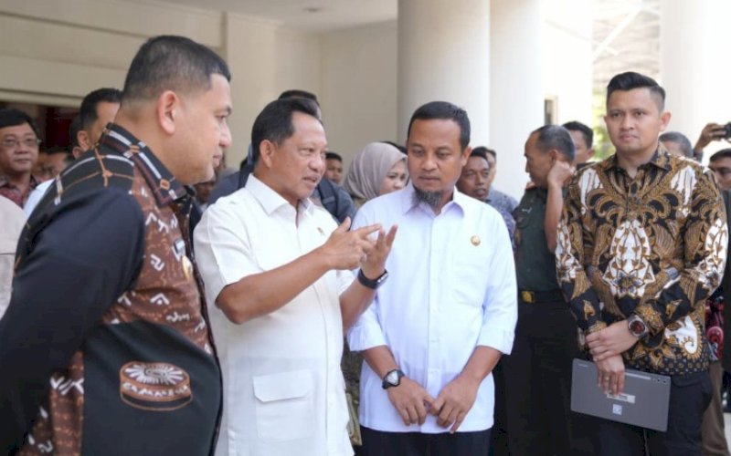 PENGARAHAN. Wali Kota Makassar Munafri Arifuddin bersama Gubernur Sulsel Andi Sudirman Sulaiman mendapatkan arahan langsung dari Mendagri Tito Karnavian di Baruga Asta Cuta, Rumah Jabatan Gubernur Sulsel, Kamis (11/9/2025). foto: istimewa