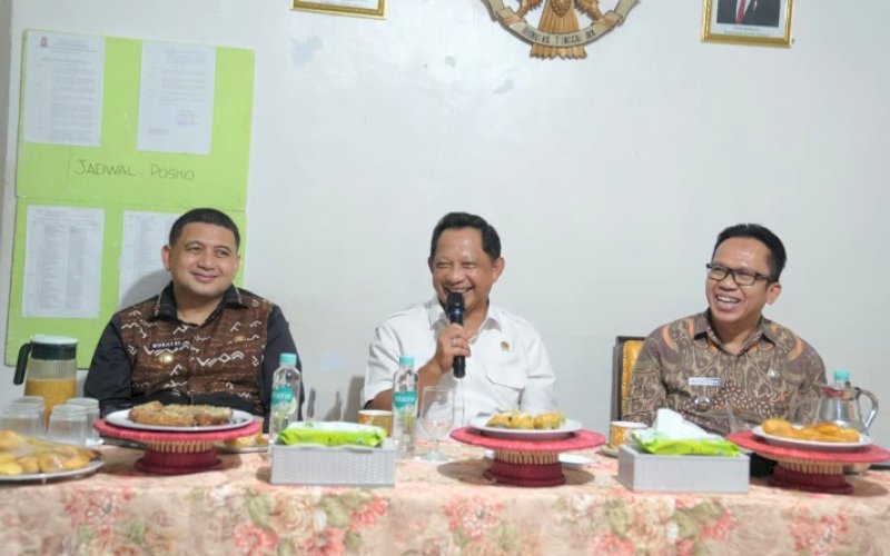 POS KAMLING. Wali Kota Makassar Munafri Arifuddin mendampingi Mendagri Tito Karnavian meninjau langsung Pos Keamanan Lingkungan (Pos Kamling) di Kelurahan Banta-bantaeng, Kecamatan Rappocini, Kota Makassar, Kamis (11/9/2025) malam. foto: istimewa