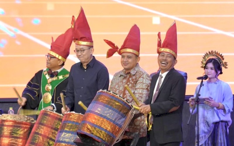 WISUDA. Wali Kota Makassar, Munafri Arifuddin, menghadiri wisuda perdana Universitas Ciputra Makassar (School of Business) yang digelar di Dian Auditorium UC Makassar, Citraland City Center Point of Indonesia (CPI) Makassar, Sabtu (27/9/2025). foto: istimewa