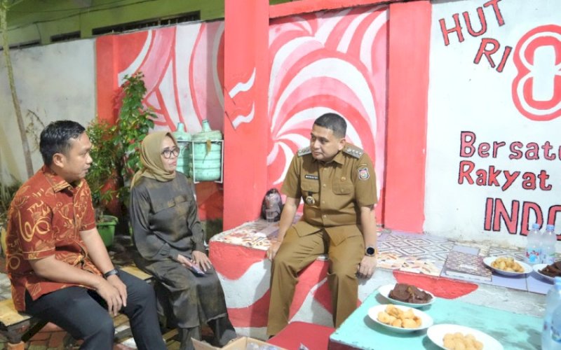 PENINJAUAN. Wali Kota Makassar, Munafri Arifuddin, menyempatkan dialog saat turun langsung meninjau sejumlah Pos Keamanan Lingkungan (Pos Kamling) di empat kecamatan, Selasa (9/9/2025) malam. foto: istimewa