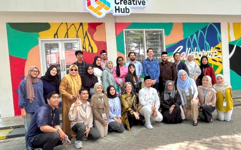 KUNJUNGAN. Konsulat Jenderal Australia di Makassar, Todd Dias, bersama tim perwakilan dari berbagai kota di Negeri Kanguru melakukan kunjungan ke Makassar Creative Hub (MCH), salah satu program unggulan Pemkot Makassar di Gedung MCH, Anjungan Pantai Losari Makassar, Selasa (23/9/2025). foto: istimewa