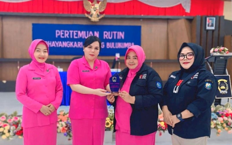 EDUKASI. Bhayangkari Polres Bulukumba bekerja sama dengan KPA Kabupaten Bulukumba menggelar Edukasi Pencegahan dan Penanggulangan HIV/AIDS, Infeksi Menular Seksual (IMS), dan LGBT di Aula Polres Bulukumba, Kamis (11/9/2025). foto: istimewa