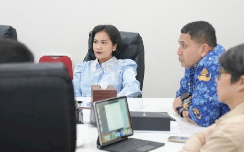 PERTEMUAN. Tim Ahli Pemkot Makassar Dara Nasution mendampingi Wali Kota Makassar Munafri Arifuddin menerima tim Lembaga Manajemen Aset Nrgara Kementerian Keuangan, terkait Pengembangan Makassar Creatif Hub di Kantor Balai Kota Makassar, Rabu (17/9/2025). foto: istimewa