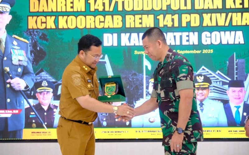PERTEMUAN. Wakil Bupati Gowa, Darmawangsyah Muin, menerima kunjungan kerja Komandan Korem 141/Toddopuli, Brigjen TNI Andre Clift Rumbayan di Baruga Tinggimae, Rumah Jabatan Bupati Gowa, Senin (22/9/2025). foto: istimewa