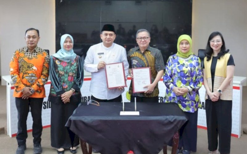 MOU. Dinas Pendidikan Kota Makassar melakukan Memorandum of Understanding/MoU) dengan Putera Sampoerna Foundation terkait program beasiswa di Ruang Sipakalebbi, Balai Kota Makassar, Jumat (26/9/2025). foto: istimewa