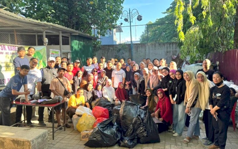KERJA BAKTI. Memperingati World Cleanup Day (WCD) 2025, Diskominfo Kota Makassar menggelar kegiatan kerja bakti, di sepanjang ruas Jl Ahmad Yani dan Jl Balai Kota, Kota Makassar, Sabtu (20/9/2025). foto: istimewa