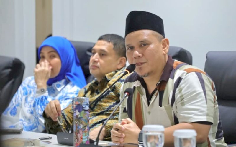 RAKOR. Tim Ahli Pemkot Makassar Andi Fadly Arifuddin mendampingi Wali Kota Makassar Munafri Arifuddin dan Wakil Wali Kota Makassar Aliyah Mustika Ilham pada Rapat Koordinasi Urban Farming di Balai Kota Makassar, Kamis (18/9/2025). foto: istimewa