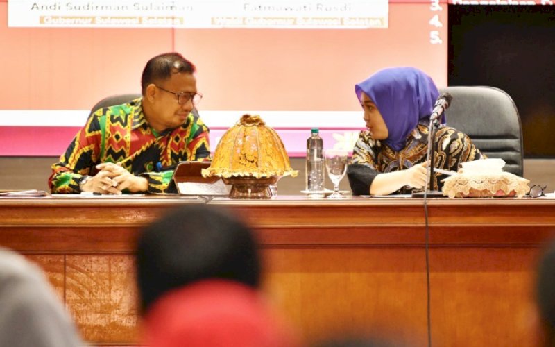 BERBINCANG. Wakil Gubernur Sulsel Fatmawati Rusdi berbincang dengan Ketua Panitia HUT Sulsel Ke-356 Mahammad Iqbal Samad Suhaeb pada rapat panitia pelaksana HUT Sulsel ke-356 di Command Center Kantor Gubernur Sulsel, Kamis (18/9/2025). foto: istimewa