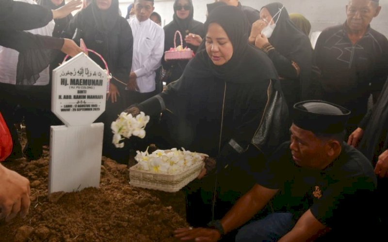 PEMAKAMAN. Wakil Gubernur Sulsel, Fatmawati Rusdi, berdoa di atas pusara ibunda tercinta Maimunah atau akrab disapa Hj Collong, di Masjid Pesantren Muammar Gandi, Kecamatan Panca Rijang, Kabupaten Sidrap, Jumat (26/9/2025). foto: istimewa