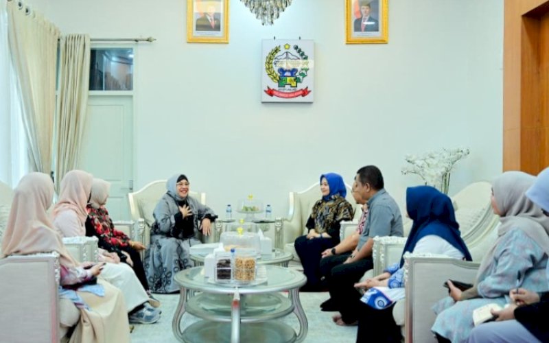 PERTEMUAN. Wakil Gubernur Sulsel Fatmawati Rusdi menerima kunjungan Duta Besar Republik Indonesia untuk Kuwait Lena Maryana Mukti di Rumah Jabatan Wakil Gubernur, Sabtu (13/9/2025). foto: istimewa