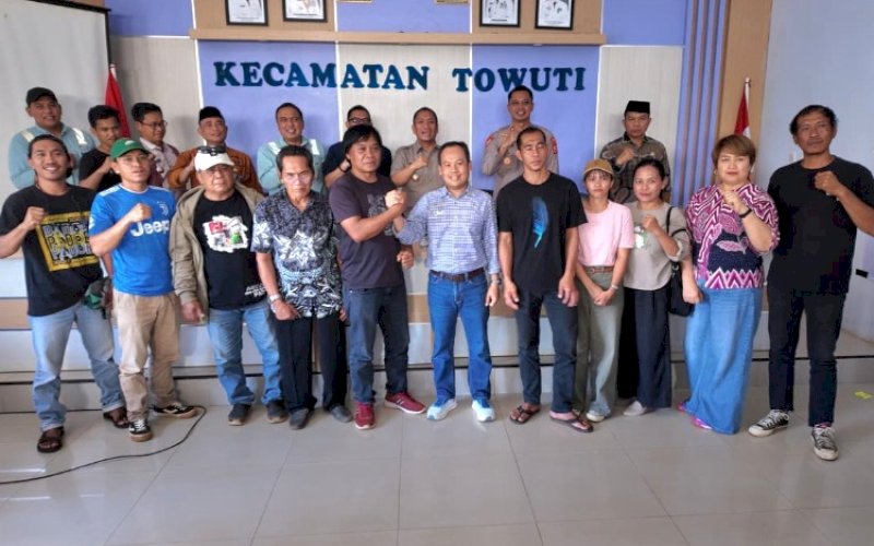 PEMULIHAN. Forum pemaparan yang dipimpin langsung Bupati Luwu Timur, Irwan Bachri Syam, dimana solusi pemulihan kebocoran pipa minyak di Kecamatan Towuti dipaparkan kepada enam desa terdampak, yaitu Lioka, Langkea Raya, Baruga, Wawondula, Matompi, dan Timampu di Kantor Kecamatan Towuti, Lutim, Sabtu (6/9/2025). foto: istimewa