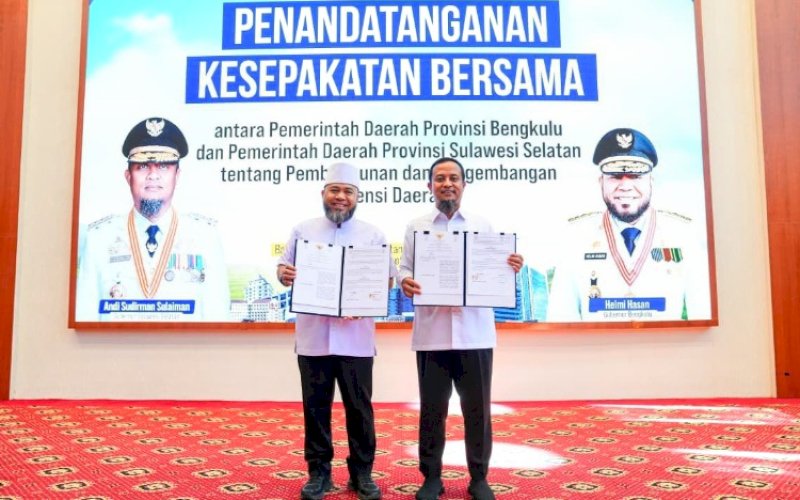 KERJA SAMA. Gubernur Sulsel Andi Sudirman Sulaiman dan Gubernur Bengkulu Helmi Hasan memperlihatkan berkas Kesepakatan Bersama antara Pemprov Bengkulu dan Pemprov Sulsel tentang Pembangunan dan Pengembangan Potensi Daerah, usai penandatanganan kerja sama di Aula Asta Cita, Rumah Jabatan Gubernur Sulsel, Rabu (17/9/2025). foto: istimewa