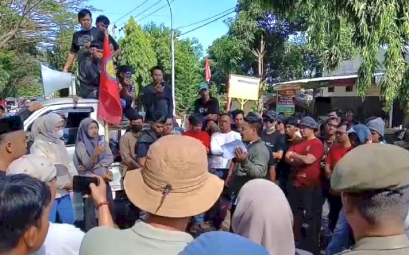 KOMITMEN HUADI. Aksi buruh yang menuntut perhatian PT Huadi Nickel-Alloy Indonesia. Pihak perusahaan menyatakan komitmen memenuhi tuntutan buruh. foto: istimewa