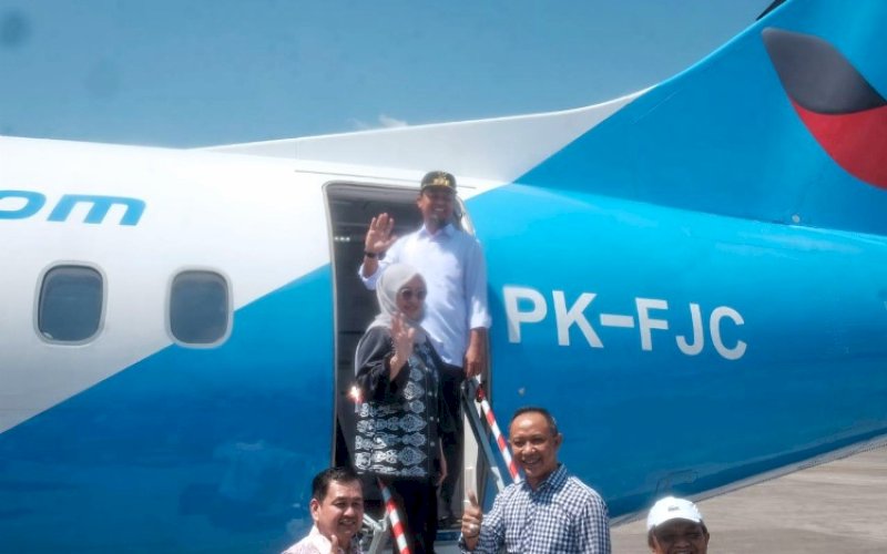 PERESMIAN. Bupati Gowa Sitti Husniah Talenrang mendampingi Gubernur Sulsel Andi Sudirman Sulaiman melakukan Launching Penerbangan Bersubsidi Konektivitas Transportasi di Sulsel yang berlangsung di Gate 6 Bandara Internasional Sultan Hasanuddin di Kabupaten Maros, Sabtu (13/9/2025). foto: istimewa