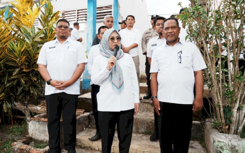 PENDISTRIBUSIAN. Bupati Gowa, Sitti Husniah Talenrang, melakukan kunjungan One Day One District sekaligus Pendistribusian Kartu Keluarga Sejahtera (KKS) Program Keluarga Harapan (PKH) dan Program Sembako Kecamatan Biringbulu dan Tompobulu di Aula Kantor Camat Biringbulu, Rabu (24/9/2025). foto: istimewa