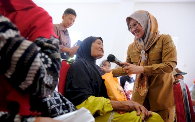 MENYAPA. Bupati Gowa, Sitti Husniah Talenrang, menyapa warga saat turun langsung mendistribusikan Kartu Keluarga Sejahtera (KKS) Program Keluarga Harapan (PKH) dan bantuan sembako bagi warga yang menjangkau lima kecamatan di sela-sela program One Day One Distric, Selasa (23/9/2025). foto: istimewa