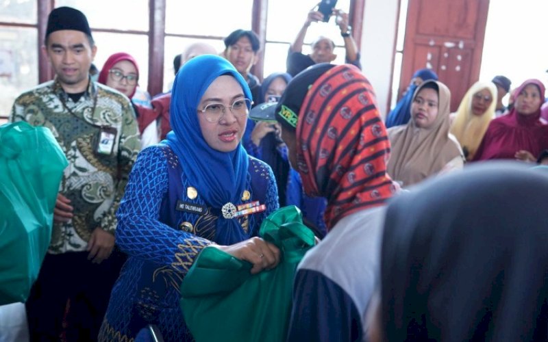BANTUAN. Bupati Gowa, Sitti Husniah Talenrang, menyerahkan bantuan kepada warga di sela-sela agenda One Day One District saat menyambangi Kecamatan Bajeng, Jumat (19/9/2025). foto: istimewa