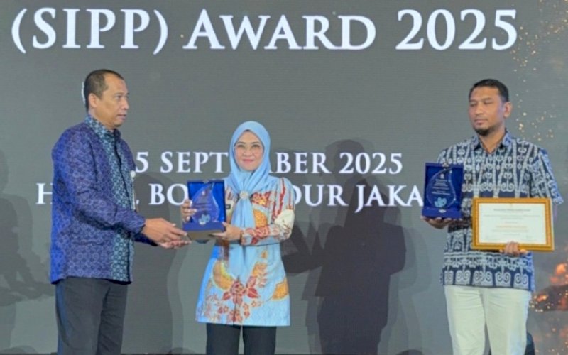 SIPP AWARD. Bupati Gowa, Sitti Husniah Talenrang, menerima penghargaan SIPP Award 2025 'Kategori Komitmen' di Hotel Borobudur Jakarta, Kamis (25/9/2025). foto: istimewa