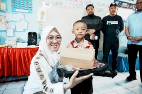 Bupati Gowa Bagikan Seragam Gratis untuk Siswa SD dan SMP di Malino