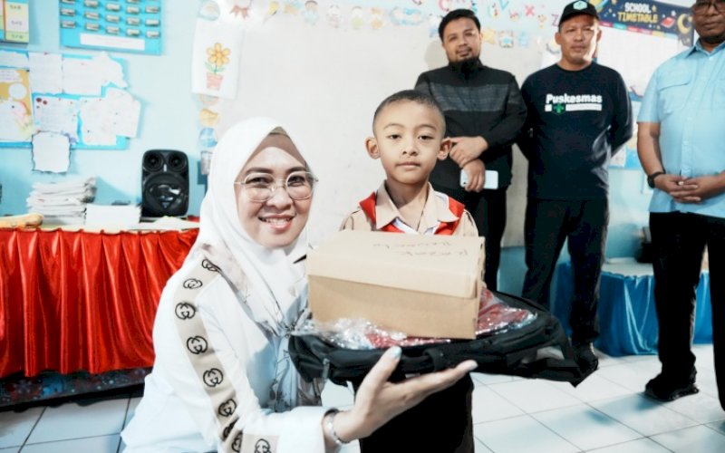 PENYERAHAN. Bupati Gowa, Sitti Husniah Talenrang, turun langsung membagikan seragam sekolah gratis untuk siswa-siswi SD Negeri Center Malino, Kecamatan Tinggimoncong, Gowa, Sabtu (27/9/2025). foto: istimewa