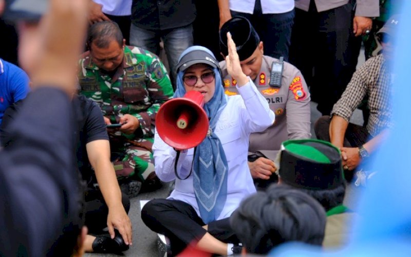 TERIMA ASPIRAS. Bupati Gowa, Sitti Husniah Talenrang, dengan menemui langsung massa aksi damai dari Kelompok Cipayung Plus Kabupaten Gowa di depan Kantor Bupati Gowa, Rabu (3/9/2025). foto: istimewa